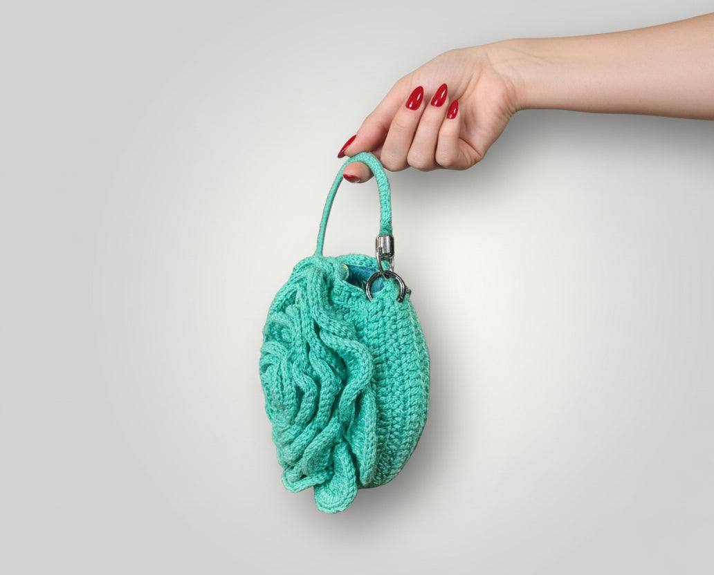 Borsa con rosa ricamata