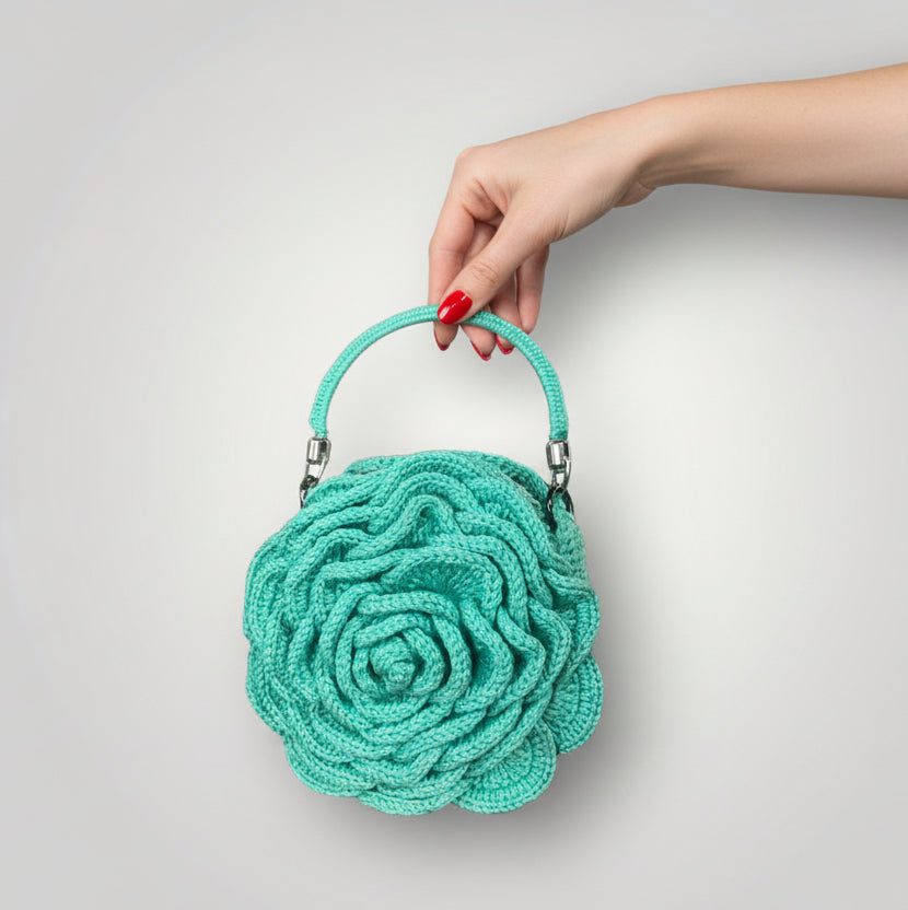 Borsa con rosa ricamata