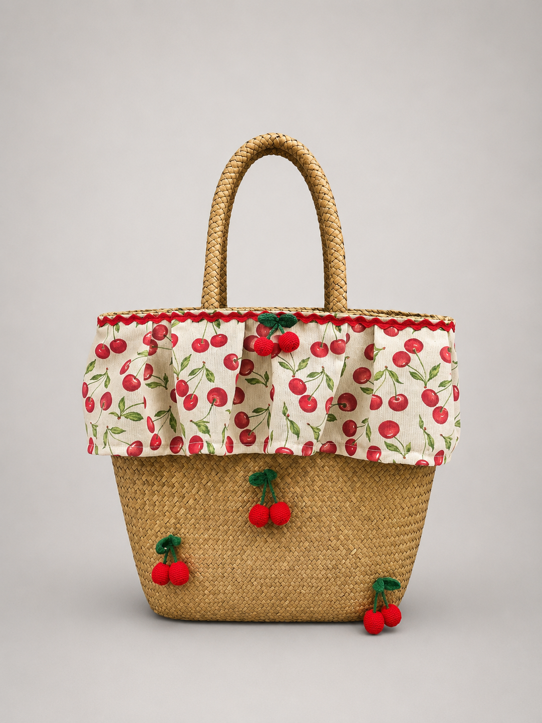 borsa di paglia con ciliegie